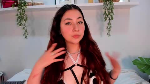 nicolle_evanss_ online show from May 26, 2026, 3:24 am