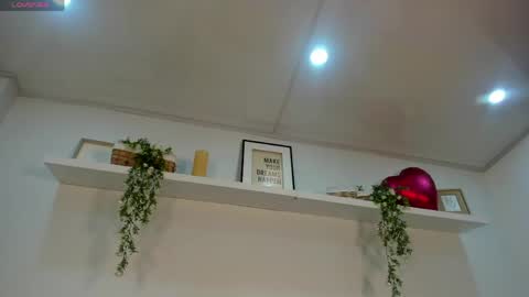 nicolle_evanss_ online show from June 5, 2026, 6:52 am