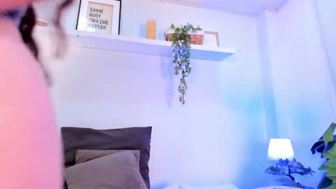 nicolle_evanss_ online show from June 25, 2026, 5:12 am