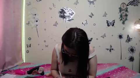 nicolle_sky online show from October 17, 2025, 4:31 pm