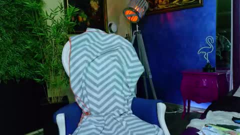 Nicolle online show from November 3, 2025, 2:07 pm