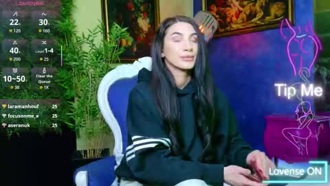 Nicolle online show from November 14, 2025, 10:47 am