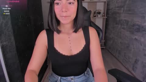 NicolRoss online show from October 12, 2025, 12:59 pm