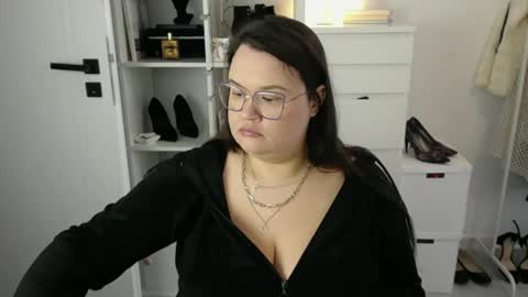 Holly online show from March 26, 2026, 7:47 am