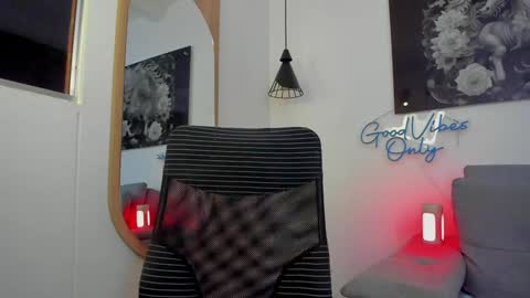 Snapshot of niickcooper chatting on December 6, 2024, 1:07 am Niick online show from December 6, 2024, 1:07 am