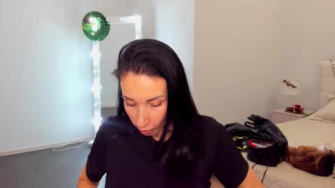 Snapshot of nikamiles chatting on December 3, 2024, 7:32 am Nika online show from December 3, 2024, 7:32 am