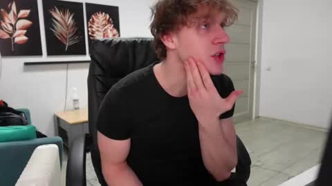 Snapshot of nikki_hard chatting on December 19, 2025, 8:38 pm nikki online show from December 19, 2025, 8:38 pm