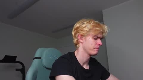 Snapshot of nikki_hard chatting on December 20, 2025, 8:43 am nikki online show from December 20, 2025, 8:43 am