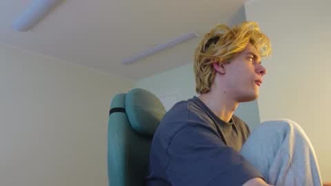 Snapshot of nikki_hard chatting on February 1, 2026, 2:04 pm nikki online show from February 1, 2026, 2:04 pm