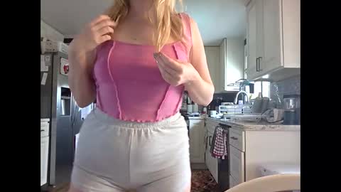 nikkib653466 online show from April 3, 2026, 4:27 pm