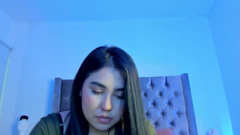 nikkibotero online show from November 18, 2025, 6:34 pm