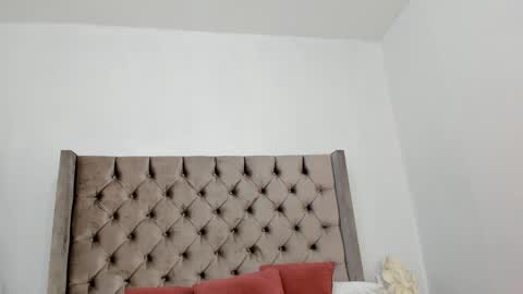 nikkibotero online show from November 19, 2025, 12:27 pm