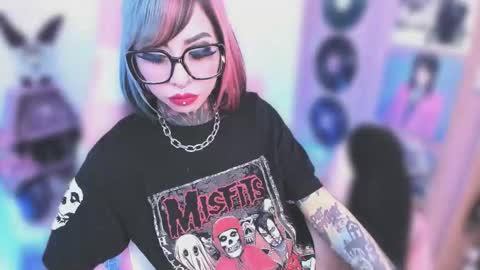 Nikki Ramone   online show from December 3, 2025, 9:13 pm