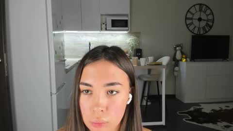 Bella online show from October 28, 2025, 7:16 pm