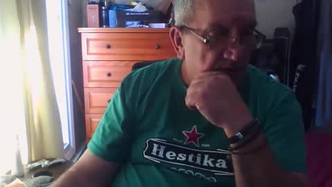 Snapshot of nionios67 chatting on October 17, 2025, 2:52 pm Dennis online show from October 17, 2025, 2:52 pm