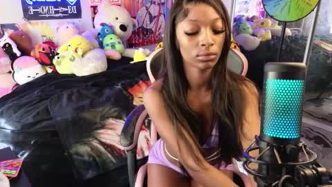 Snapshot of niviawolfe chatting on December 22, 2025, 4:37 pm NIVIA WOLFE online show from December 22, 2025, 4:37 pm