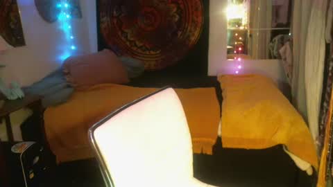 Snapshot of no_facequeen chatting on February 21, 2025, 5:35 am Leah online show from February 21, 2025, 5:35 am