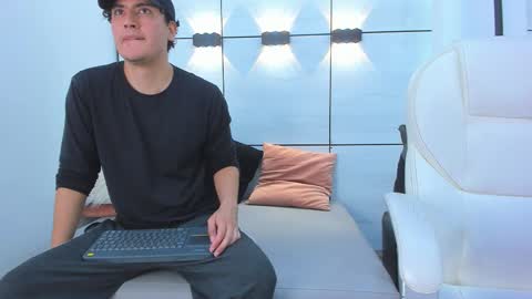 Noah Ferrary online show from November 8, 2025, 7:01 pm