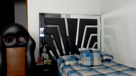 Noah Harris01 online show from November 26, 2025, 2:01 am