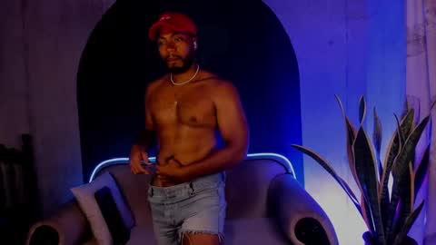 Snapshot of noah_jones__ chatting on March 1, 2025, 3:43 am Noah online show from March 1, 2025, 3:43 am