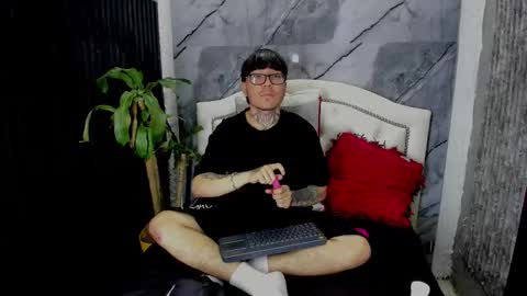 Snapshot of noah_west18 chatting on December 17, 2025, 7:42 pm NOAH online show from December 17, 2025, 7:42 pm