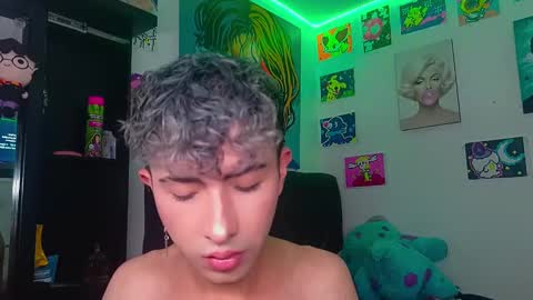 Snapshot of noah_xitruxx chatting on February 2, 2025, 1:34 am Noah online show from February 2, 2025, 1:34 am