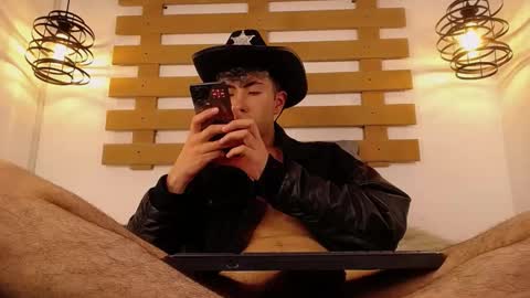 Snapshot of noah_xitruxx chatting on February 3, 2025, 6:39 pm Noah online show from February 3, 2025, 6:39 pm