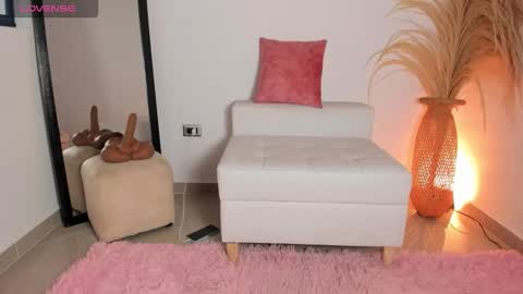 Snapshot of noami_rose chatting on September 15, 2025, 5:35 pm Noami Rose online show from September 15, 2025, 5:35 pm