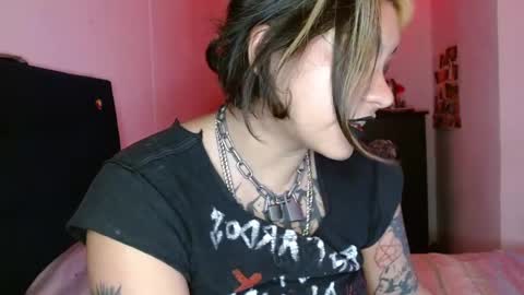 Snapshot of noise_anny chatting on February 18, 2025, 11:30 pm anny online show from February 18, 2025, 11:30 pm