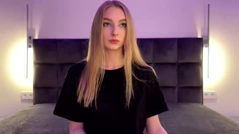 Snapshot of notelis chatting on November 23, 2025, 5:02 pm Goldie online show from November 23, 2025, 5:02 pm