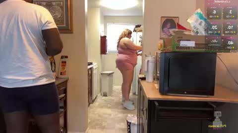 Snapshot of noturbabymoms chatting on November 11, 2025, 2:50 pm NotUrBabyMoms online show from November 11, 2025, 2:50 pm