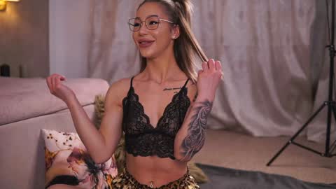 nyrobinova online show from January 29, 2025, 4:05 am