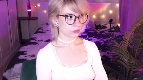 Snapshot of obedientt_ chatting on March 26, 2026, 8:31 am Moonlight online show from March 26, 2026, 8:31 am