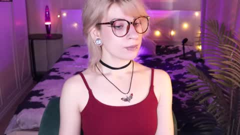 Snapshot of obedientt_ chatting on April 7, 2026, 7:53 am Moonlight online show from April 7, 2026, 7:53 am