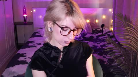 Snapshot of obedientt_ chatting on April 8, 2026, 7:52 am Moonlight online show from April 8, 2026, 7:52 am