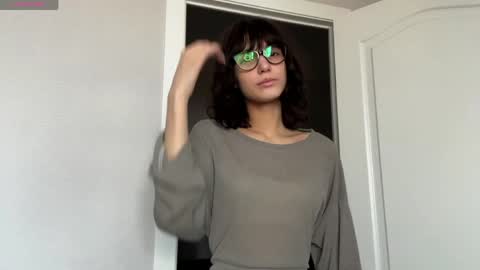 Snapshot of odettehatt chatting on June 4, 2026, 4:29 am Thea online show from June 4, 2026, 4:29 am