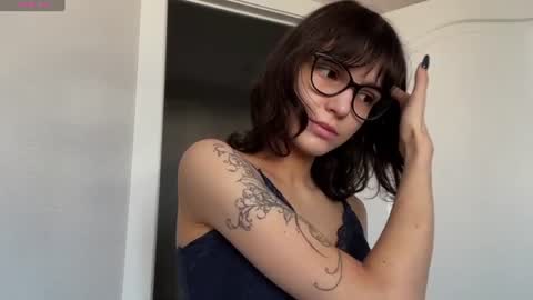 Snapshot of odettehatt chatting on June 11, 2026, 4:43 am Thea online show from June 11, 2026, 4:43 am