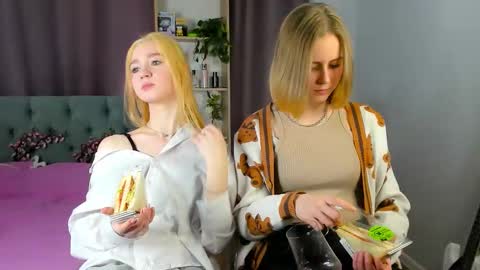 Snapshot of ohpeliadark chatting on March 11, 2026, 12:55 pm Emi and Ohpi online show from March 11, 2026, 12:55 pm