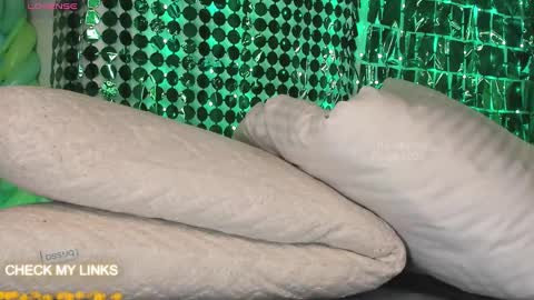 ohyesly_ online show from March 3, 2025, 11:35 pm