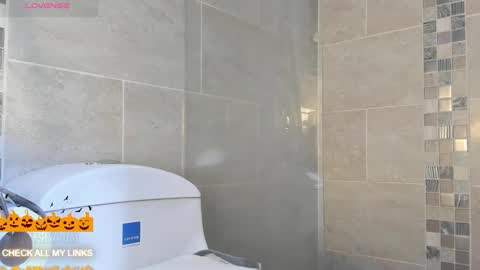 ohyesly_ online show from October 5, 2025, 8:40 pm