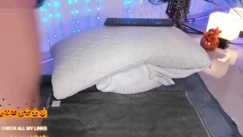 ohyesly_ online show from October 23, 2025, 10:47 am