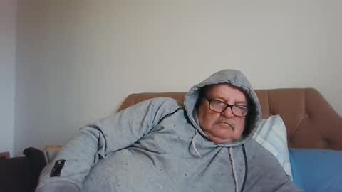 Snapshot of old_fkrr_ chatting on November 19, 2025, 10:37 am old_fkrr_ online show from November 19, 2025, 10:37 am