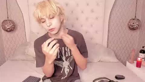 oliiverr22 online show from October 19, 2025, 1:12 pm