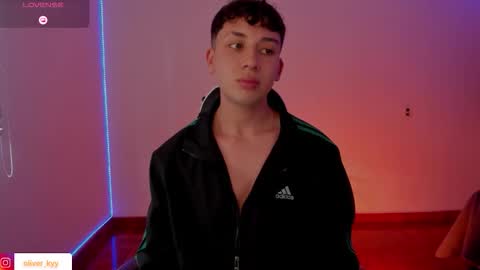 Snapshot of oliver_kyy chatting on November 19, 2025, 7:03 pm oliveeer online show from November 19, 2025, 7:03 pm