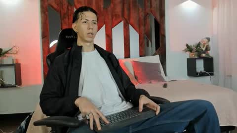 oliverthompson_01 online show from September 10, 2025, 3:06 am