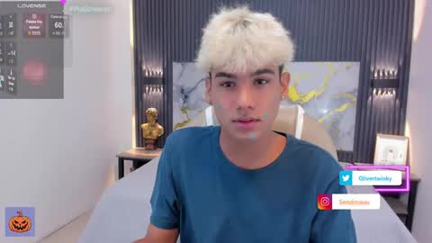 Snapshot of olivertwinky_ chatting on October 4, 2025, 2:37 pm Oliver online show from October 4, 2025, 2:37 pm