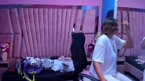 Snapshot of olivia_fox69 chatting on January 16, 2025, 12:02 am OLIVIA online show from January 16, 2025, 12:02 am