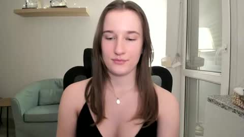 Snapshot of oliviaaa2003 chatting on December 15, 2024, 9:09 pm Oliwiaa2004 online show from December 15, 2024, 9:09 pm