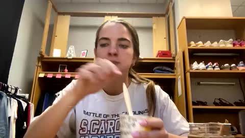 oliviaaraee online show from February 9, 2026, 10:47 pm