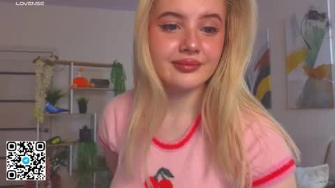 Snapshot of oliviabr0wn chatting on October 4, 2025, 2:42 am Olivia online show from October 4, 2025, 2:42 am